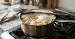 Colocar uma colher de pau atravessada sobre a panela: para que serve e por que muitos recomendam