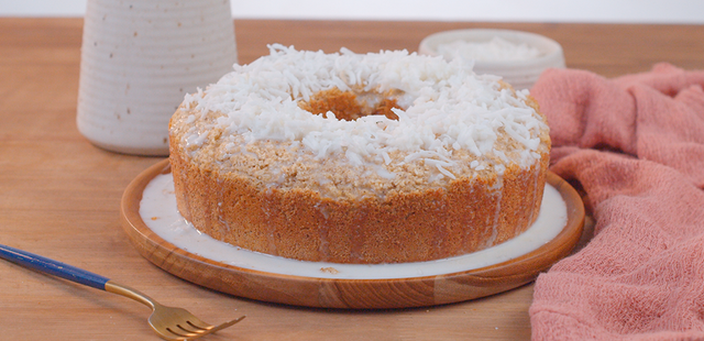 Aprenda a fazer um bolo de coco low carb molhadinho