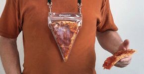 ‘Porta-pizza’ para o pescoço faz sucesso nas redes sociais