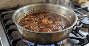 Aproveitar a marinada da carne crua como molho parece evitar desperdício, mas o líquido pode carregar microrganismos do alimento: a FDA recomenda não reutilizá-lo sem antes levá-lo à fervura