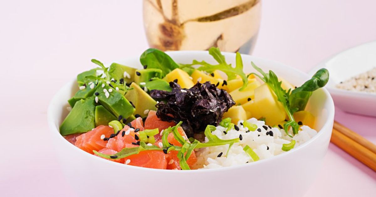 Poke clássico de salmão; veja como fazer a receita