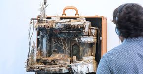 Artista sírio cria malas reproduzindo casas de refugiados