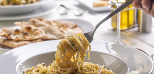 Este macarrão alho e óleo com parmesão vai te salvar em dias corridos