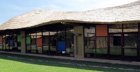 Escola tailandesa com construção sustentável promove princípios budistas e consciência ambiental