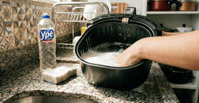 O macete da água quente na air fryer que limpa o cesto sem estragar o teflon