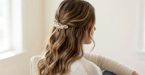 O acessório de cabelo que voltou com força em 2026 e rejuvenesce o visual em segundos