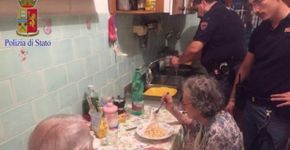 Itália: Policiais cozinham para casal de idosos que estava triste