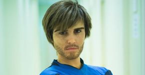 Disfarçada, garota dá show em partida de futebol masculino