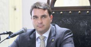Filho de Bolsonaro apaga tuíte de pêsames ao caso Marielle Franco