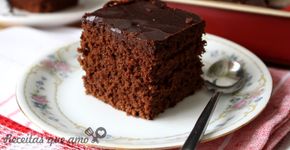 Bolo de chocolate com cobertura crocante