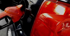 Ladrões furam tanques de carros para roubar gasolina