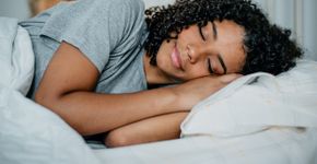 Lado que você dorme está ligado ao bem-estar no outro dia, diz pesquisa