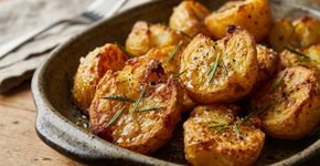 Colocar a batata crua direto no forno parece o caminho mais rápido para deixá-la crocante, mas no Reino Unido a técnica é pré-cozinhar, sacudir para criar bordas irregulares e só depois levar à gordura quente