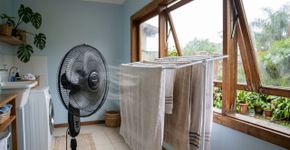 Como evitar o mal cheiros de roupas: Mesmo quando seca dentro de casa, sem luz solar, o tecido é perfumado