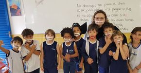 Crianças usam adesivo para incluir colega com Síndrome de Down