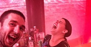 Pai monta balada no quintal para curtir uma noite com a esposa