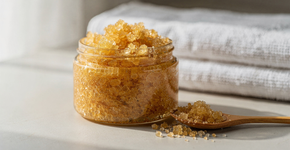 Como preparar um esfoliante natural com açúcar e mel para remover células mortas e melhorar a textura da pele
