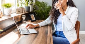 5 hábitos para prevenir a trombose em quem trabalha sentado