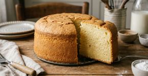 Os confeiteiros concordam: “O bolo caseiro não fica melhor com leite, ele se transforma com uma mistura de iogurte e manteiga derretida”