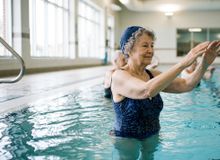 Featured side: Adeus à musculação e ao impacto: esse é o exercício ideal para quem tem mais de 65 anos e sente dores nas articulações