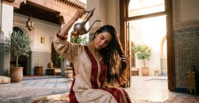 No Marrocos eles usam água de rosas no cabelo por um motivo, e é assim que aplicam do jeito certo
