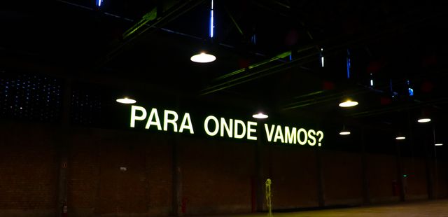 Exposição ‘Lugar Público – Muntadas’