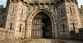 Canais que transportavam mercadorias, ruas medievais e quatro antigas portas ainda ajudam a desenhar Bruges: a cidade belga que foi uma metrópole comercial da Europa medieval e preservou no centro histórico a arquitetura gótica de tijolos que marcou sua época de prosperidade