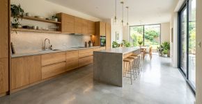 Adeus à cerâmica esmaltada: o novo piso de cimento queimado para cozinha que virou febre nas casas brasileiras