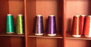 Papelão vira móvel e dá ar descolado à decoração