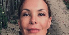 Carolina Ferraz esbanja beleza em selfie sem maquiagem