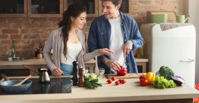 Alimentação sem radicalismo: 7 hábitos possíveis para quem tem rotina corrida