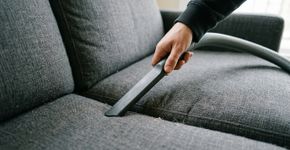 O sofá pode parecer limpo e ainda acumular poeira nas frestas: especialistas explicam quais áreas costumam ser esquecidas durante a higienização doméstica