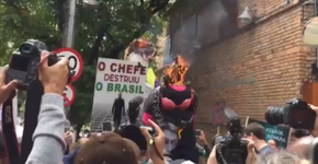 Pessoas põem fogo em boneca de Judith Butler no Sesc Pompeia
