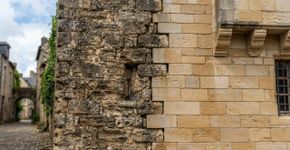 Uma muralha antiga pode esconder fases diferentes de construção, e as pedras ajudam a reconstruir as mudanças da cidade