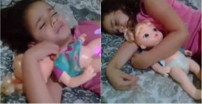 Garotinha ‘mãe’ de boneca se irrita e viraliza na internet