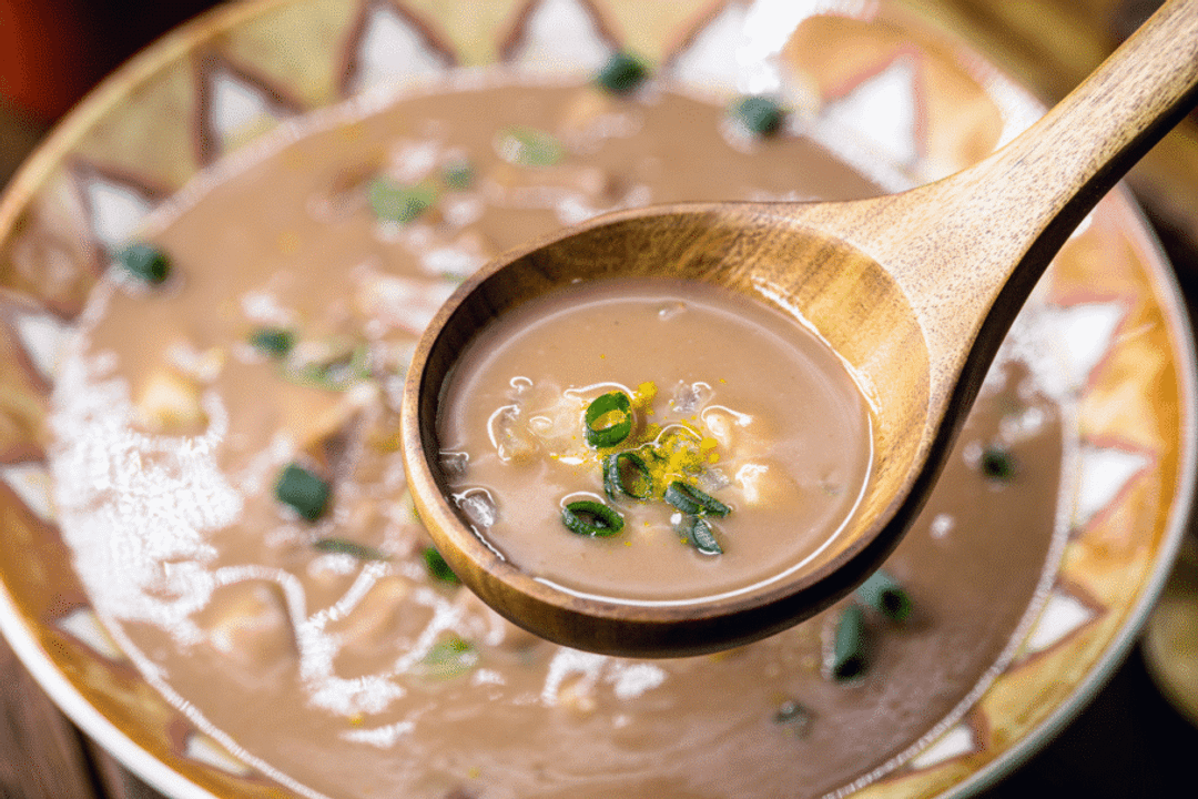 O caldo do feijão também pode ir para o congelador junto com os grãos (Imagem: RHJPhtotos | Shutterstock)