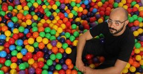 Sandro Ka transforma fonte da Praça da Alfândega em piscina de bolinhas