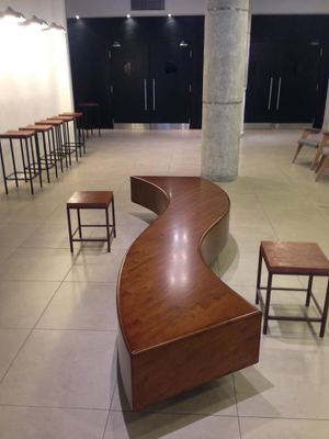 Saguão com móveis de Ruy Ohtake