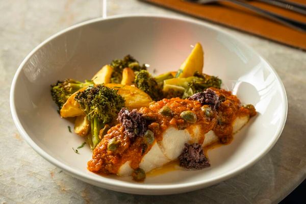 Pesce Alla Ghiotta (R$ 82), pescada amarela com molho de tomate confitado, alcaparras, azeitonas pretas, acompanhado de batatas rústicas e brócolis