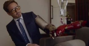 Ator Robert Downey Jr entrega braço mecânico a criança