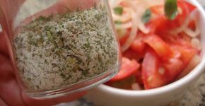 Como fazer sal de ervas para saborear a comida com menos sódio
