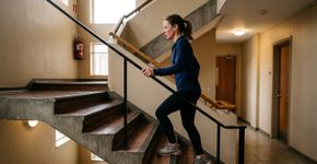 Treinadores concordam: “Subir escadas é seis vezes mais eficaz em termos de custo-benefício do que qualquer outro exercício. Uma única sessão de um minuto subindo escadas em um ritmo confortável já proporciona benefícios.”