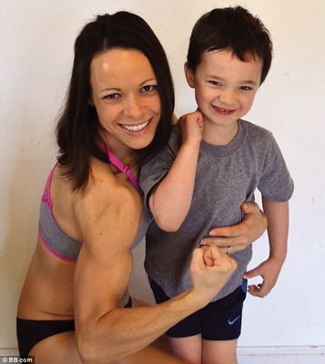 Após muita persistência e treino em casa, a mulher emagreceu 19 kg (Imagem: Reprodução/The Daily Mail)