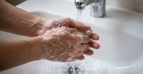 Passar álcool em gel nas mãos engorduradas parece garantir higiene sem perder tempo, mas o produto pode ser menos eficaz quando há sujeira visível: o CDC recomenda lavar as mãos com água e sabão nessas situações