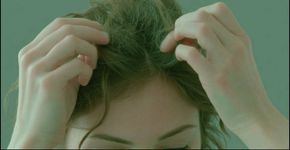 O que significa quando alguém mexe no cabelo ao conversar com você