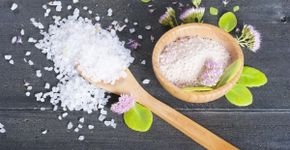 Aprenda a usar o sal grosso para banho de limpeza espiritual