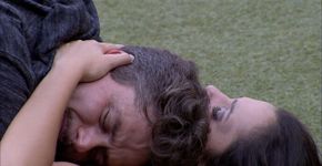 BBB17: Marcos chora deitado no colo de Emilly após briga