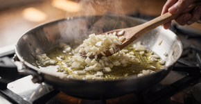 Por que é necessário refogar o alho antes de cozinhar o arroz, e qual é a sua função no resultado final?