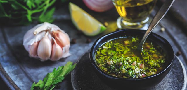 Pesto de coentro: o molho rápido que transforma qualquer prato