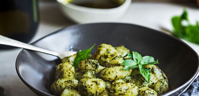 Descubra como fazer um nhoque de inhame com pesto de jambu que dá show de sabor